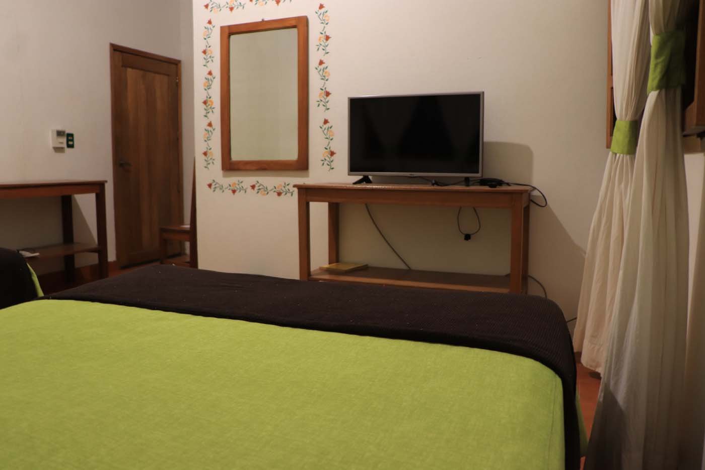 Habitación equipada con TV Smart, escritorio y decoración oaxaqueña