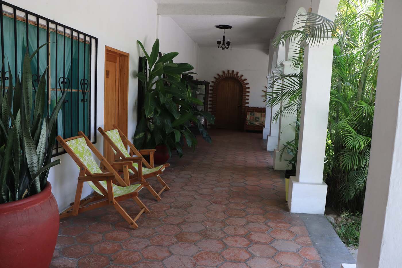 Área común interior bajo los portales con mobiliario típico