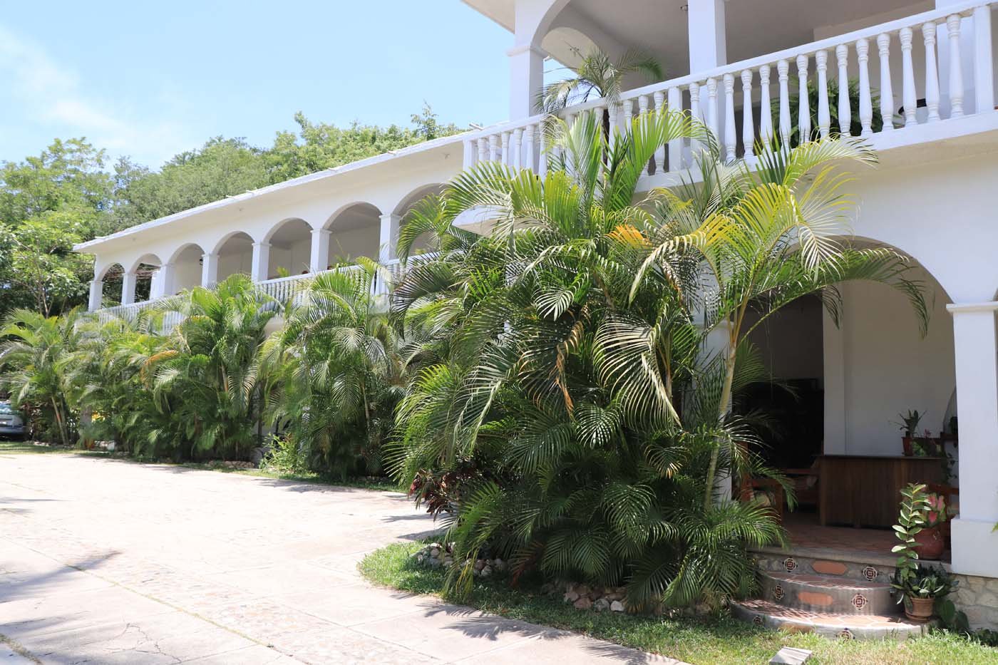 Vista lateral de los portales con jardines tropicales